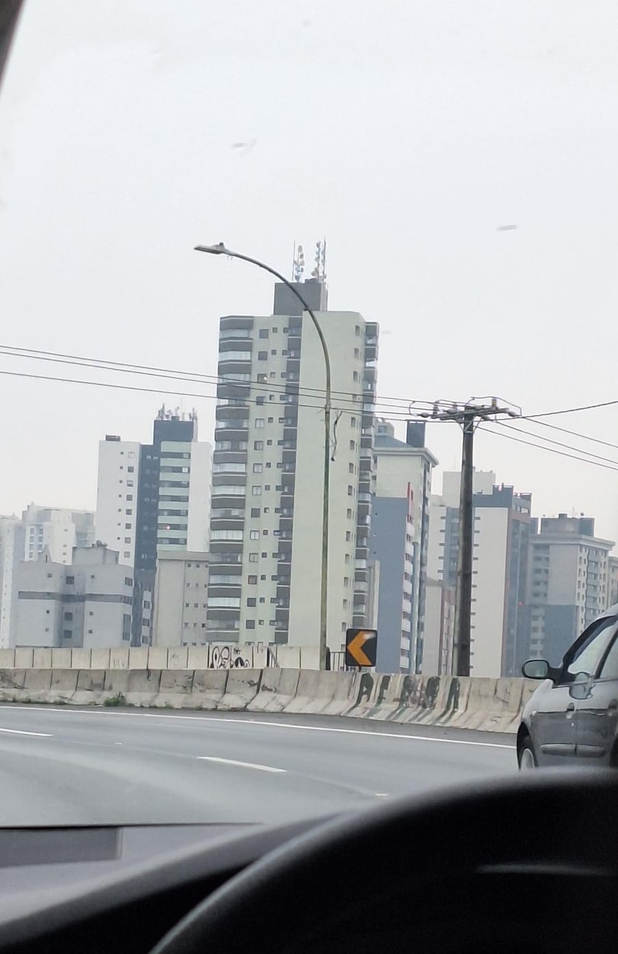 Imagem ilustrando a interconexão entre campo e cidade com destaque para inovação tecnológica.