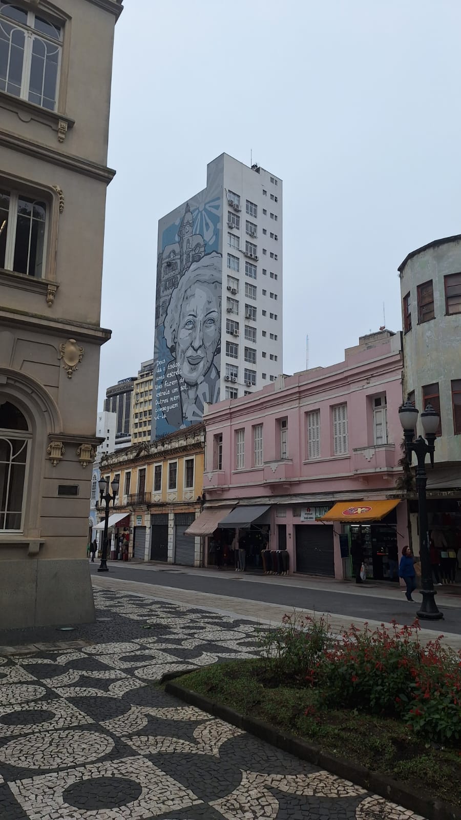 Imagem mostrando a influência urbana no campo, destacando como inovações urbanas estão impactando a agricultura e modernizando as práticas no campo.